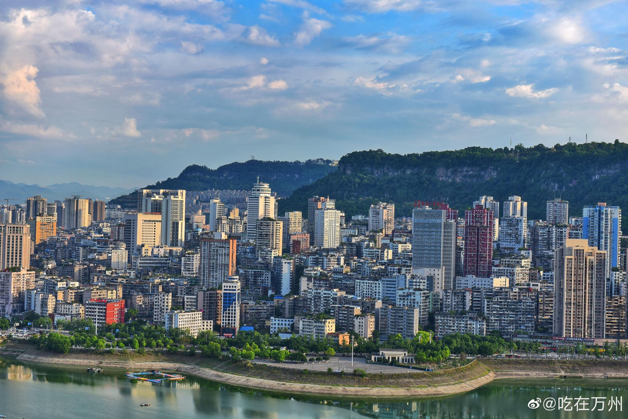 万州狮子山俯瞰城市全貌,江水悠悠,大桥横卧,城市发展日新月异