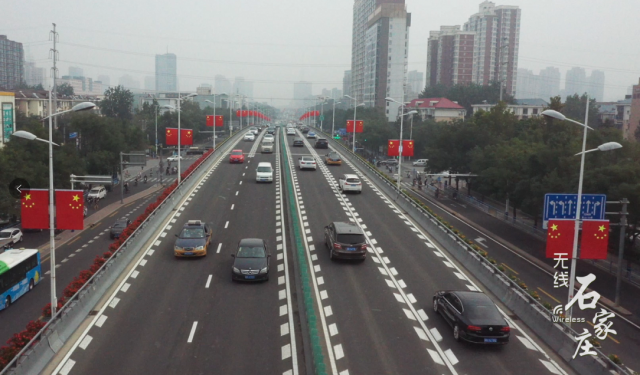 耀眼“中国红”!石家庄悬挂1.2万余面国旗为祖国庆生休闲区蓝鸢梦想 - Www.slyday.coM 耀眼“中国红”!石家庄悬挂1.2万余面国旗为祖国庆生休闲区蓝鸢梦想 - Www.slyday.coM