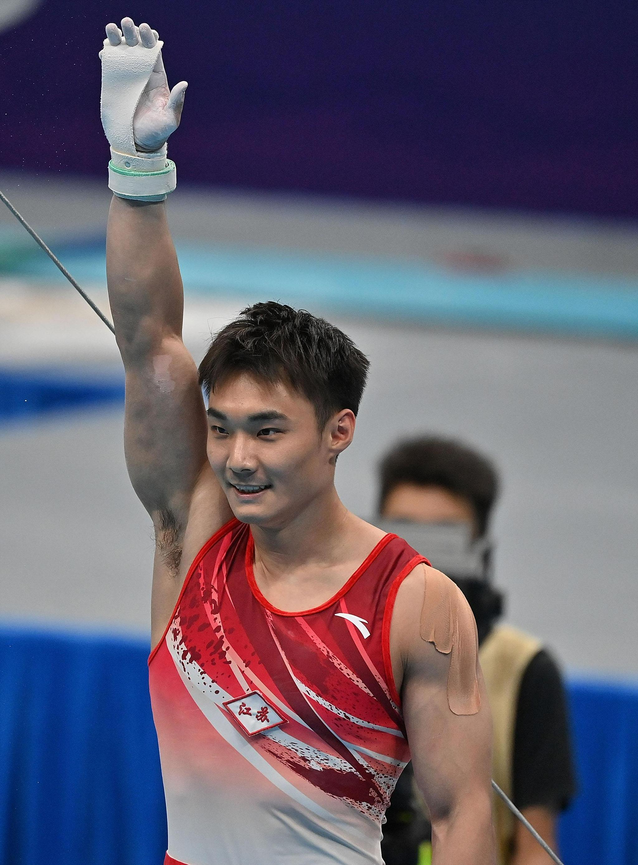 9月21日,江苏队选手孙炜在单杠比赛中.新华社记者 孙非 摄