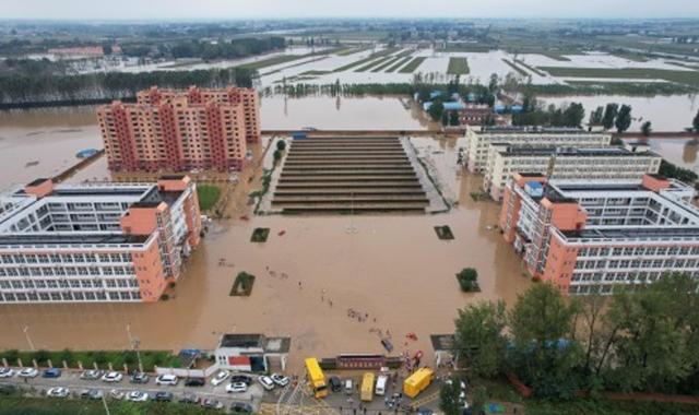 暴雨冲垮了围墙，校园一片泽国，叶县高中3000余名师生紧急有序转移休闲区蓝鸢梦想 - Www.slyday.coM