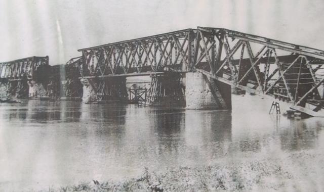 朝鲜清川江大桥"我爸爸这个人,前30年为了自己的家玩命,后3年当兵了