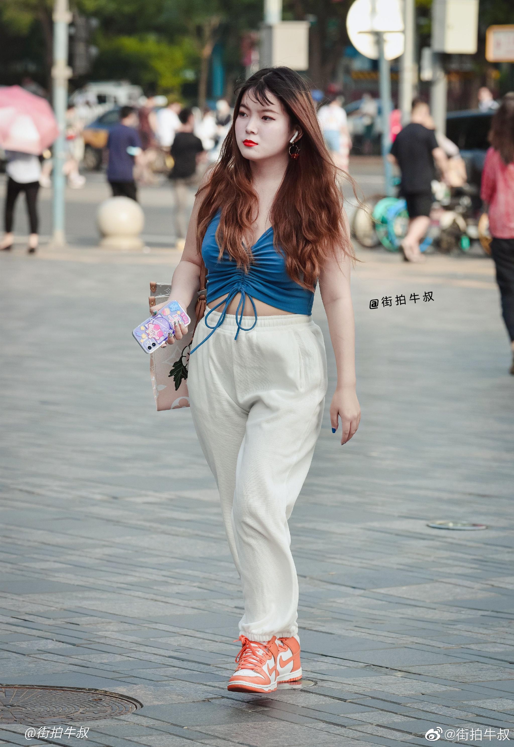 姑娘穿着时尚的抽绳吊带出街