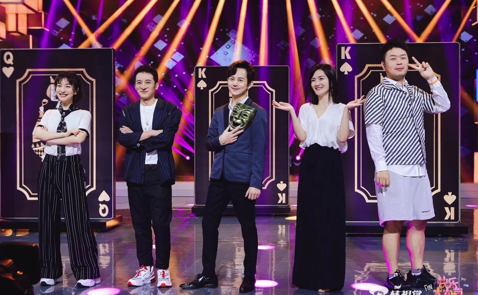 那肯定得有《快乐大本营》真的是从小追到大啊!每个周六都超级期待