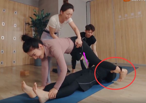 黄奕矜持点吧约会2次带崔伟玩双人瑜伽放话女儿教育交给他了