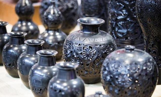 在这场以牡丹为题的全国性赛事中,山东齐河黑陶制作技艺传承人刘浩,刘