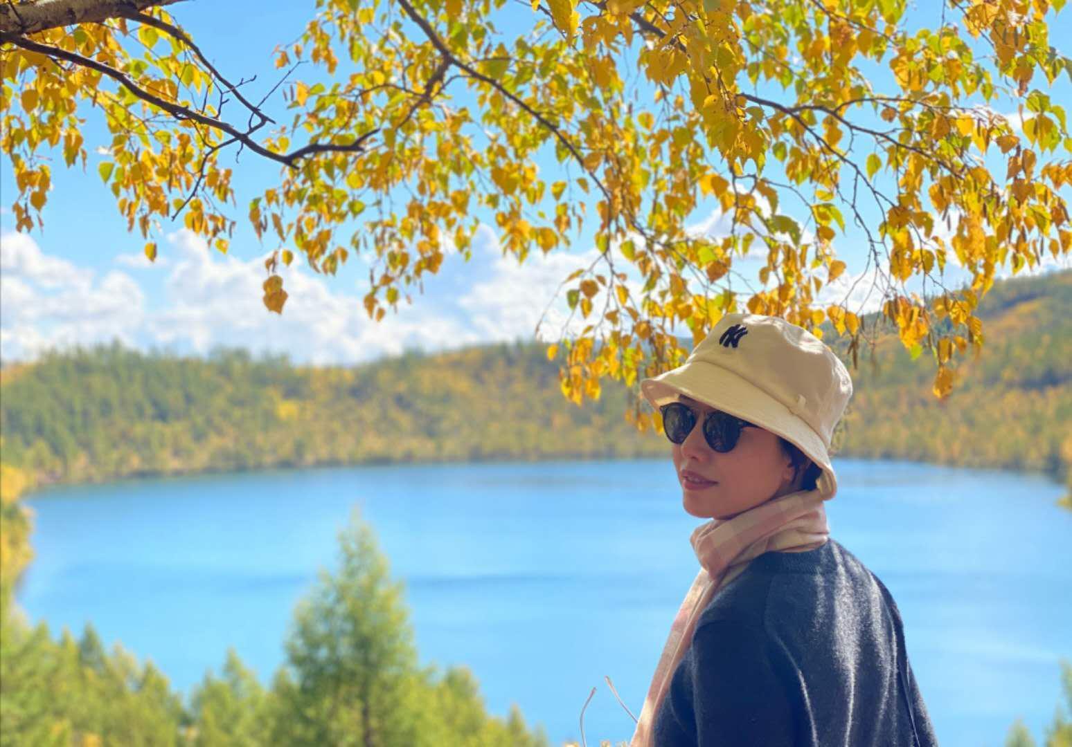 李亚鹏现身自家餐厅,主动向顾客敬酒太亲切,49岁恋情引猜疑