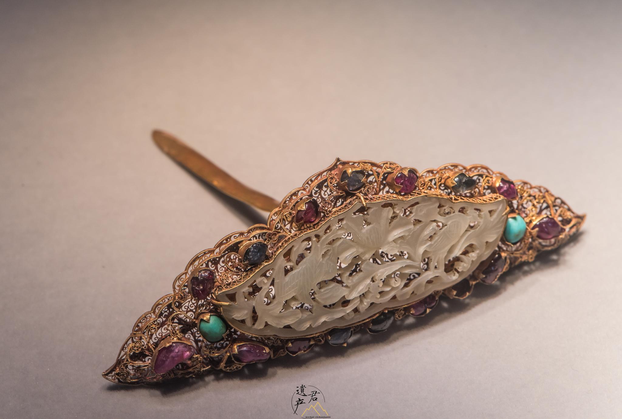 湖北省博物馆藏明代金累丝镶宝石青玉镂空双鸾鸟牡丹头簪