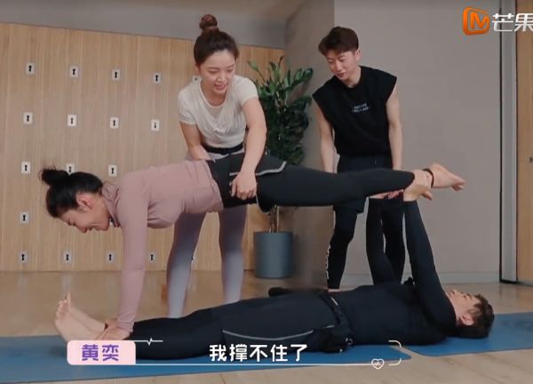 黄奕矜持点吧约会2次带崔伟玩双人瑜伽放话女儿教育交给他了