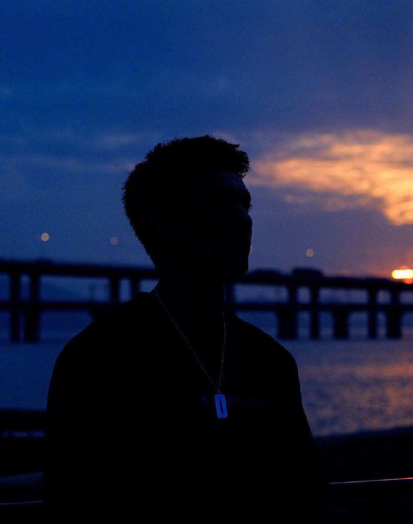 吴磊晒海边氛围感照片,盛夏,落日,海边,男孩!