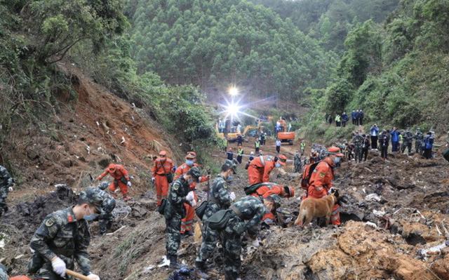 东航坠机撞击点最深约20米，离核心现场10多公里外发现疑似飞机残骸碎片休闲区蓝鸢梦想 - Www.slyday.coM