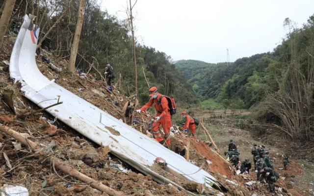 东航坠机撞击点最深约20米，离核心现场10多公里外发现疑似飞机残骸碎片休闲区蓝鸢梦想 - Www.slyday.coM