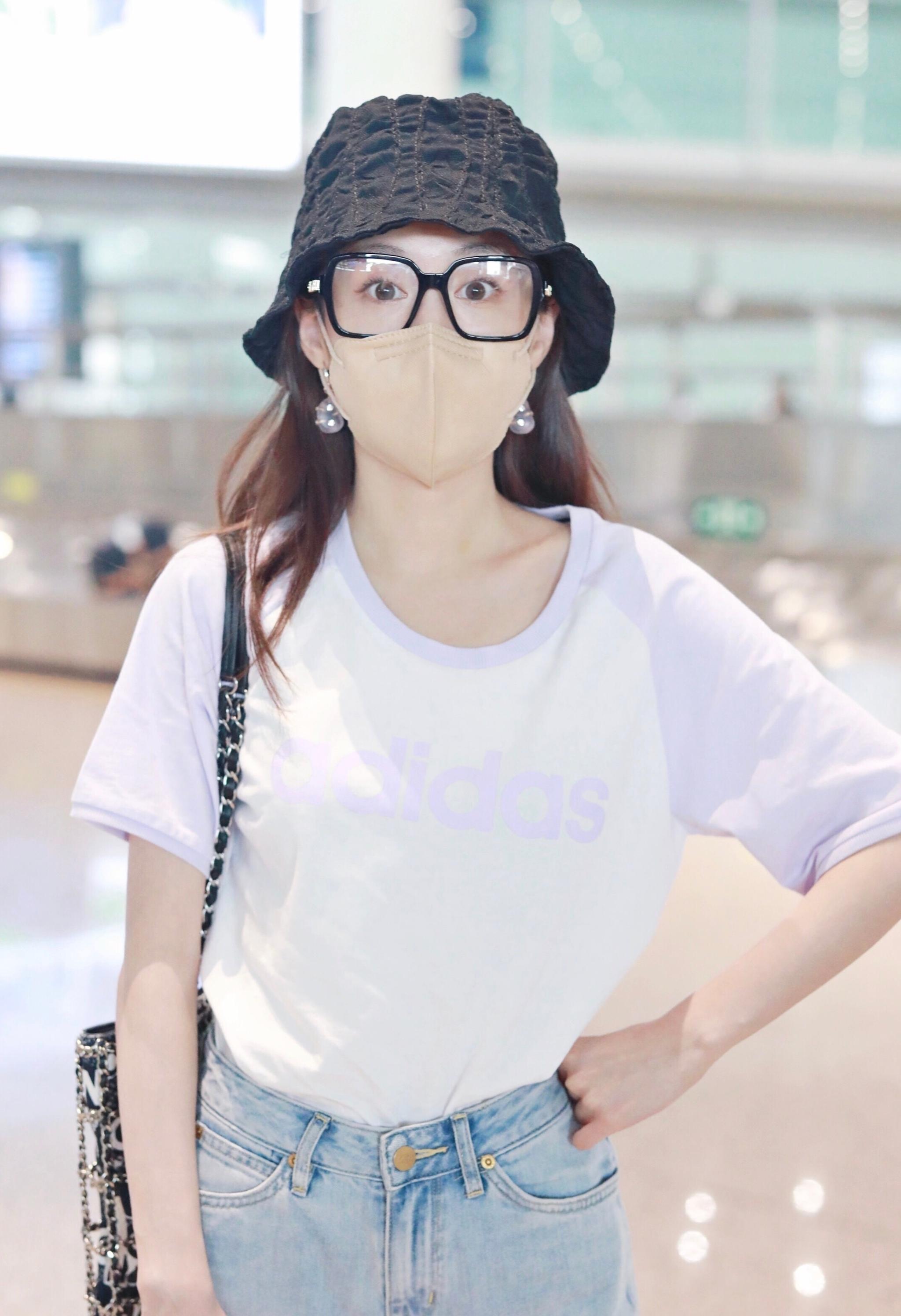 人气小花郑合惠子运动休闲look亮相机场甜美温柔风扑面而来