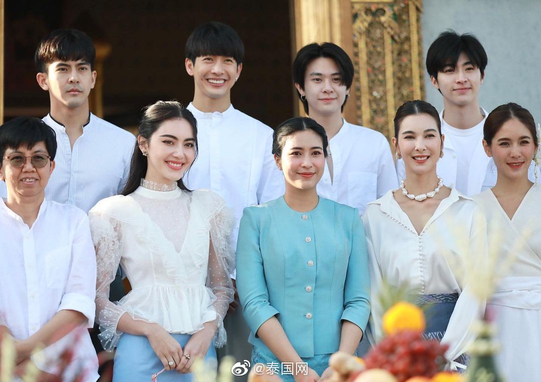 泰圈女神男神同框maipushjooy共赴佛寺做功德