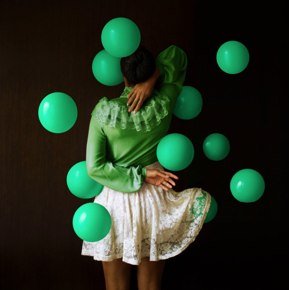 艺术家faresmicue用气球展现自己与世界的关系08faresmicue