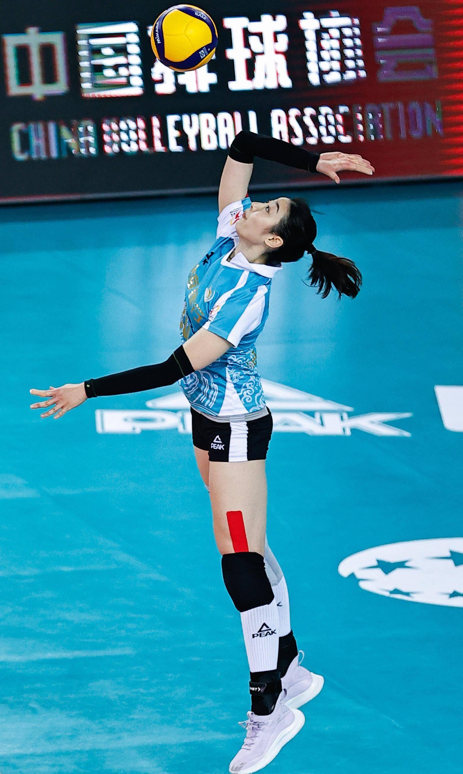 12月16日,天津队球员刘晏含(右)在比赛中吊球.