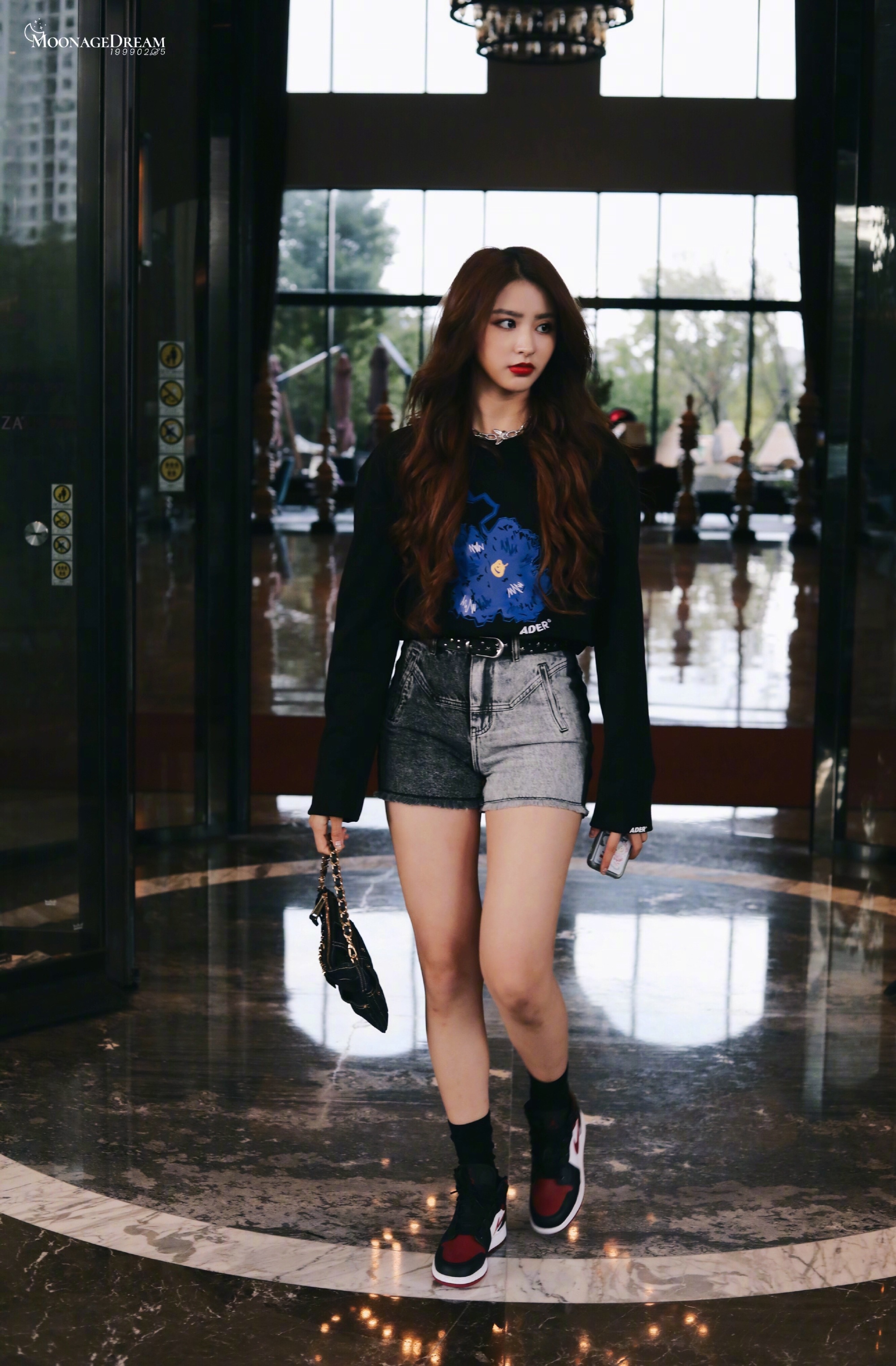 靓女出没金子涵灌篮上班饭拍大波浪红唇i了