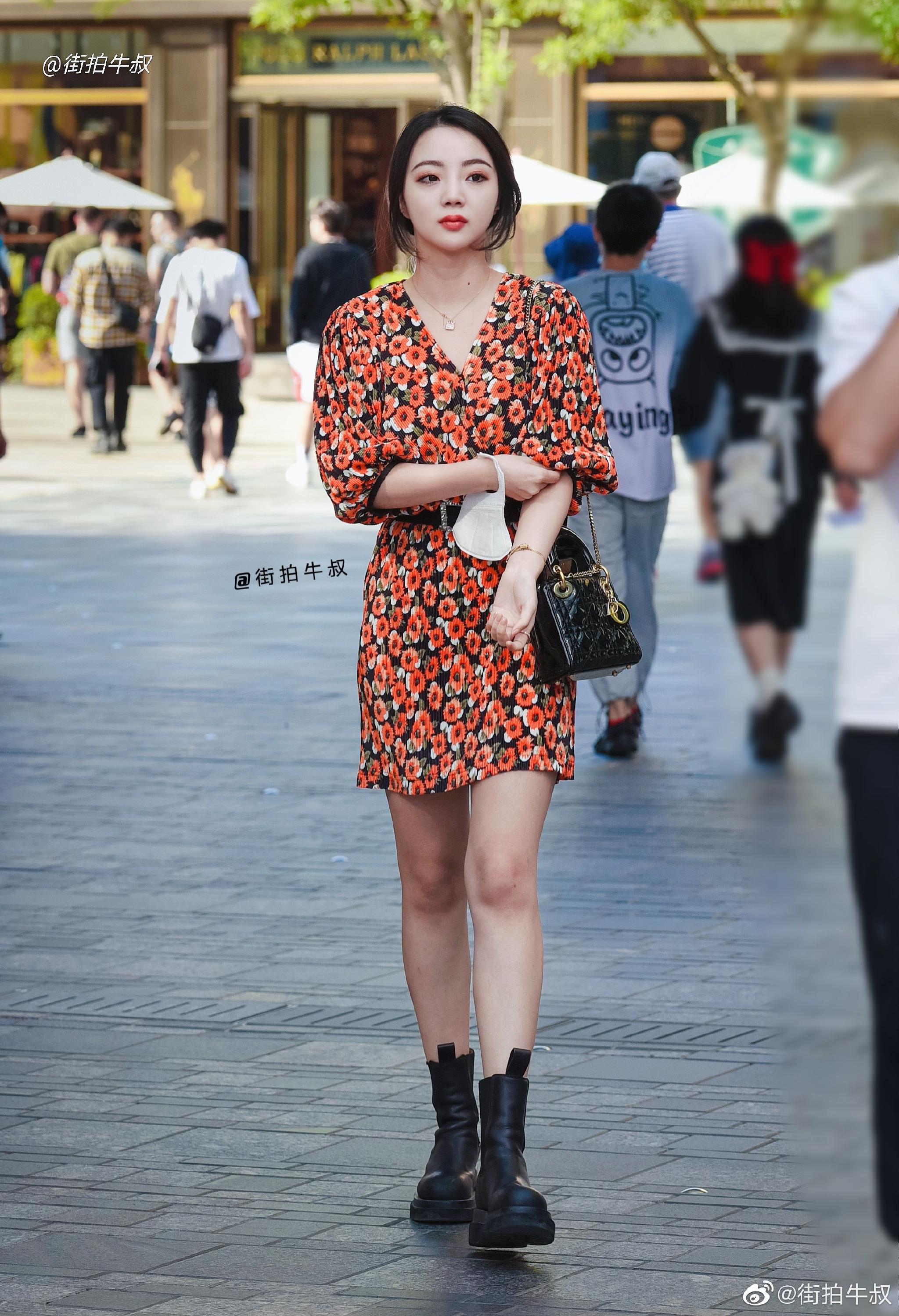 美女穿着洋气的泡泡袖碎花裙出街