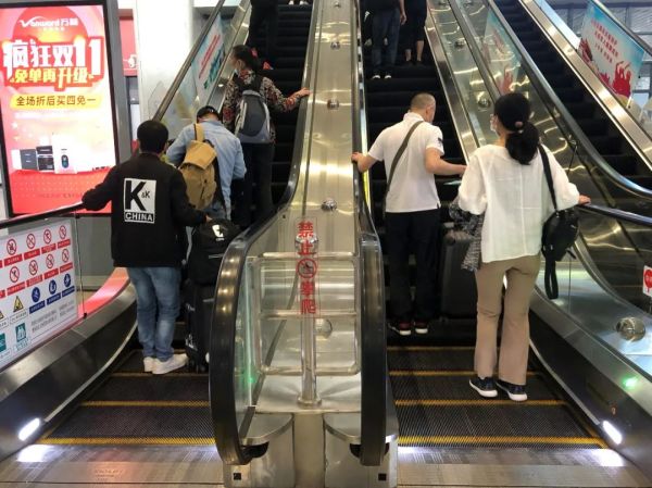 柳州火车站扶梯上,中年妇女后仰摔倒,此时一道身影冲了过去……休闲区蓝鸢梦想 - Www.slyday.coM 柳州火车站扶梯上,中年妇女后仰摔倒,此时一道身影冲了过去……休闲区蓝鸢梦想 - Www.slyday.coM