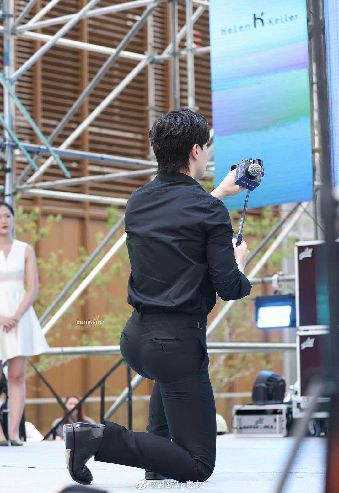 邓伦的屁股也太翘了吧