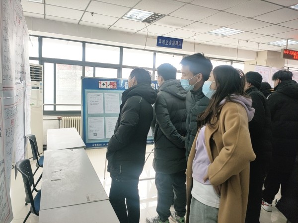 郑州人才市场招聘会_郑州市人才市场招聘会徒有虚名 参会企业十几家应聘者寥寥无几(3)