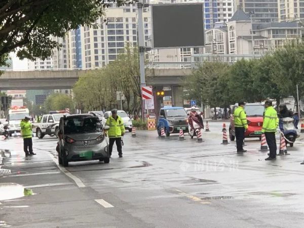 突发！白沙路女骑手不幸身亡，疑与新能源车碰撞，车后贴有“实习”标识休闲区蓝鸢梦想 - Www.slyday.coM
