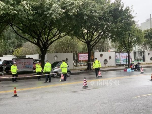 突发！白沙路女骑手不幸身亡，疑与新能源车碰撞，车后贴有“实习”标识休闲区蓝鸢梦想 - Www.slyday.coM