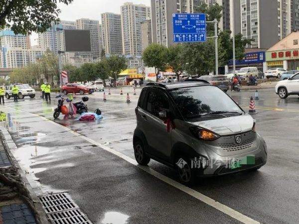 突发！白沙路女骑手不幸身亡，疑与新能源车碰撞，车后贴有“实习”标识休闲区蓝鸢梦想 - Www.slyday.coM