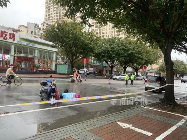 突发！白沙路女骑手不幸身亡，疑与新能源车碰撞，车后贴有“实习”标识休闲区蓝鸢梦想 - Www.slyday.coM