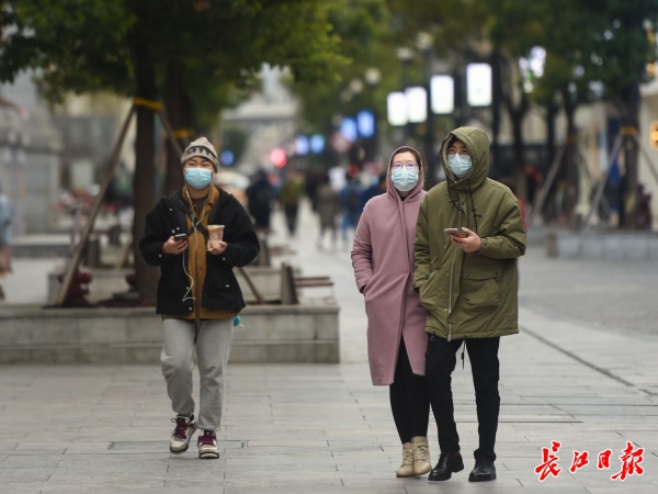 又到了不会穿衣的时候，街头短袖与棉衣同框休闲区蓝鸢梦想 - Www.slyday.coM