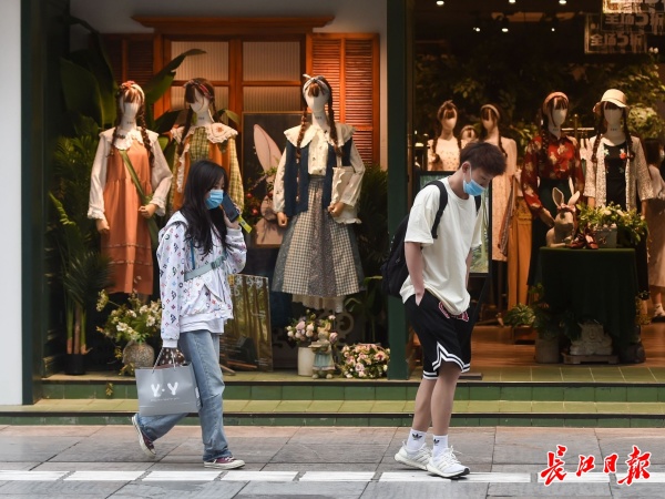 又到了不会穿衣的时候，街头短袖与棉衣同框休闲区蓝鸢梦想 - Www.slyday.coM