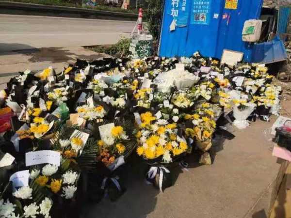 哀悼东航飞行事故遇难同胞 广西藤县一村口 花束礼物连成海 网友祭奠 愿来生永不坠落 藤县 花店 小邓 新浪新闻