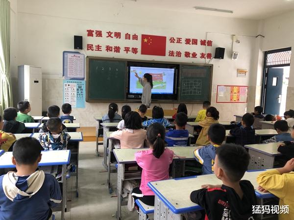 小学生用雨衣遮挡为老师送午饭：“没有雨，我用雨衣护着呢”休闲区蓝鸢梦想 - Www.slyday.coM