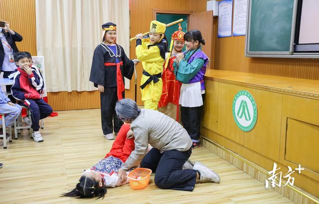 《三打白骨精》,同学们通过生动的角色扮演,把书中的人物故事演绎得