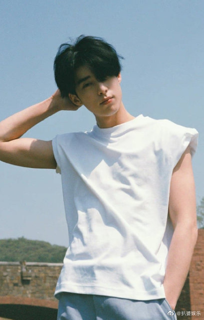 王鹤棣大学时期的照片真的太让人心动了吧