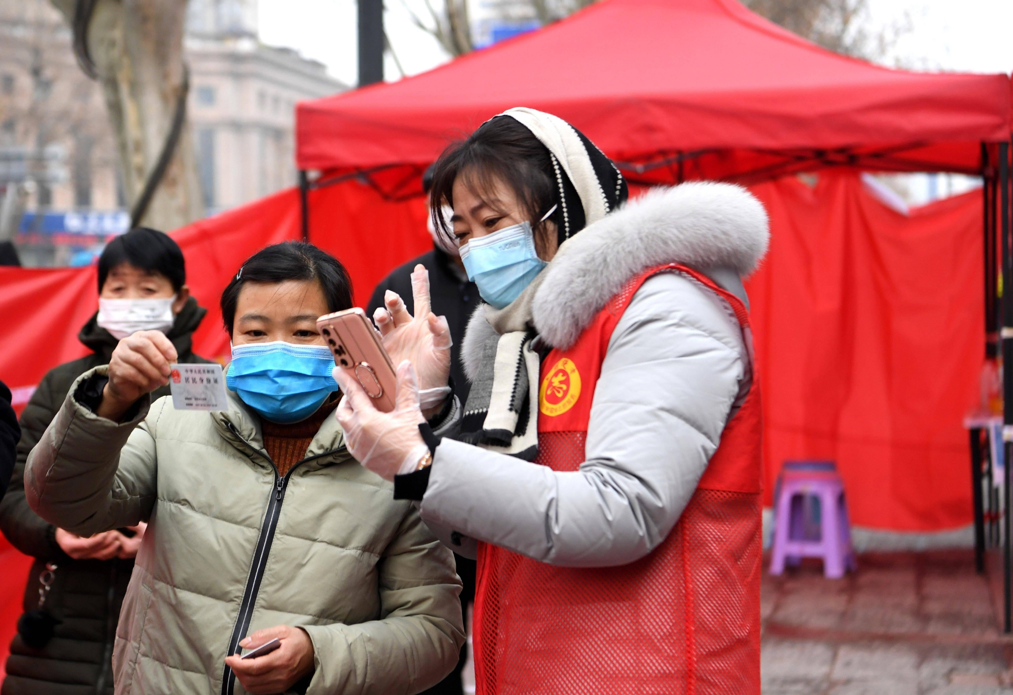 和病毒赛跑郑州抗疫一线的坚守