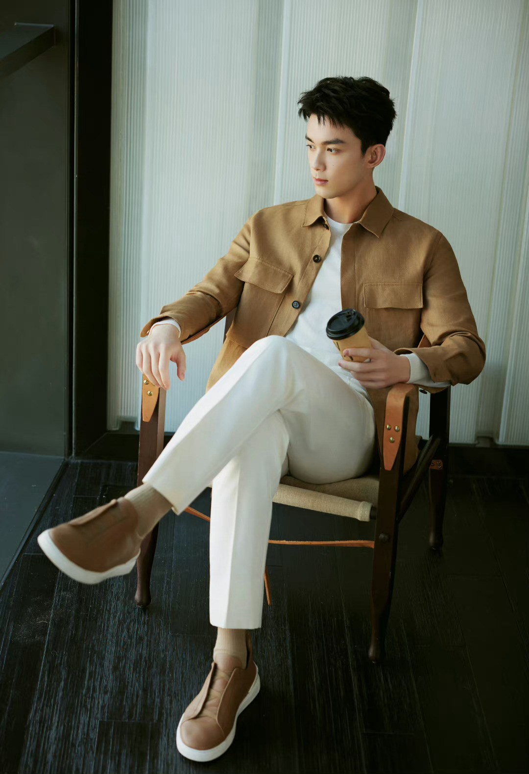 吴磊最新一组时尚写真身穿咖色夹克搭配白色西裤