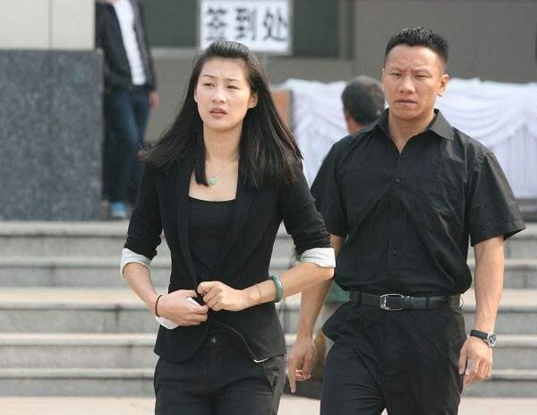 郭晶晶去初恋王克楠葬礼陈若琳抱不平妻子抱4个月女儿哭泣