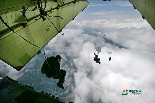 “伞兵”竟成吐槽、骂人“谐音梗”？央视评论：不要污名化伞兵！休闲区蓝鸢梦想 - Www.slyday.coM