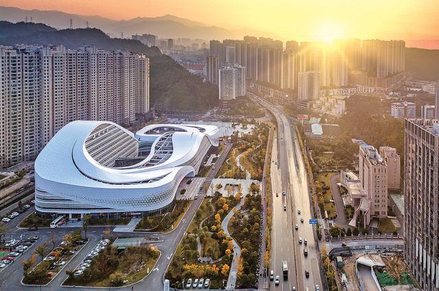 入选"十美建筑"的十堰传媒中心成为北部城区的新地标.