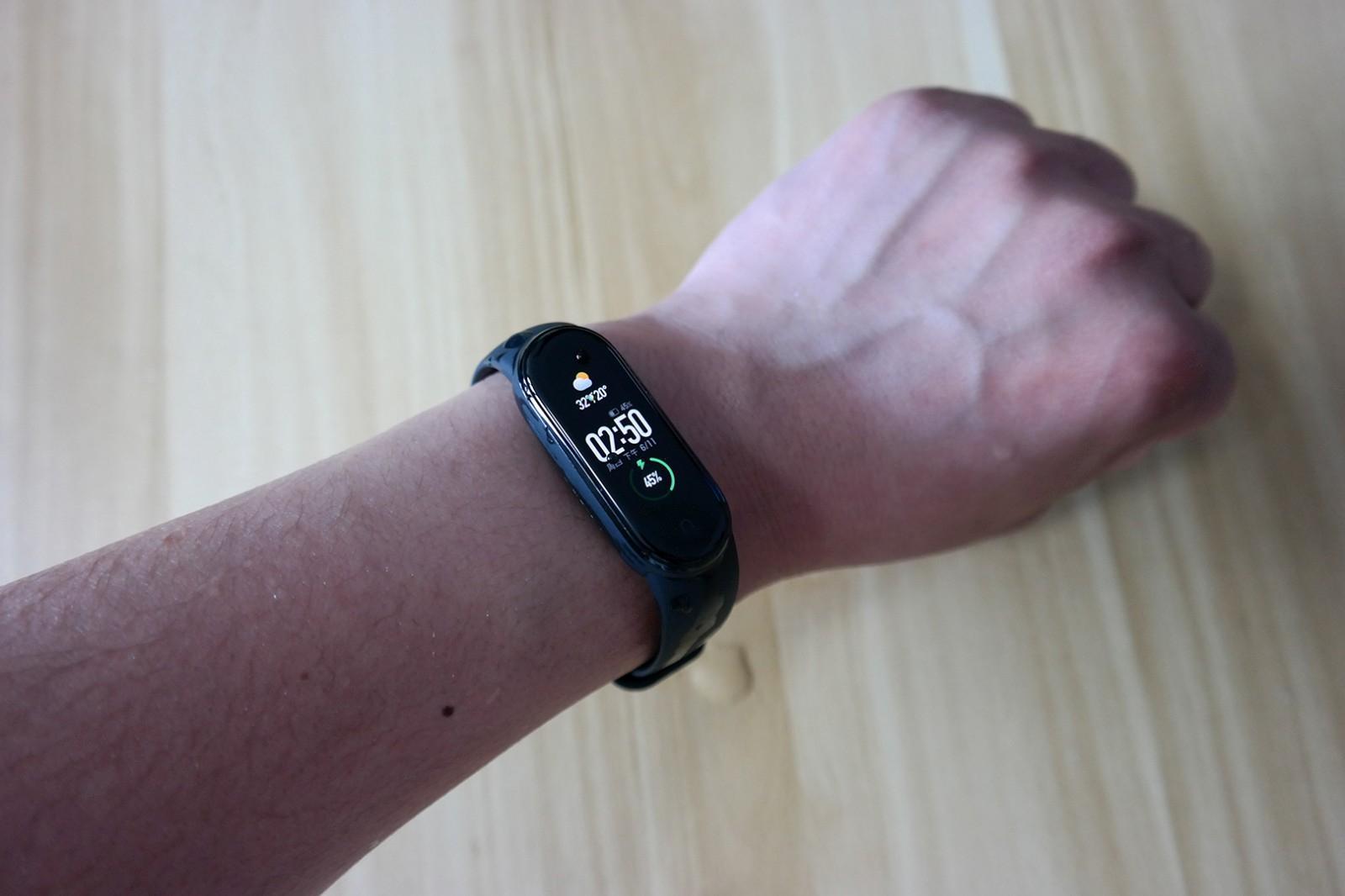 小米手环5nfc版开箱上手外观变化不大主要是硬件功能升级