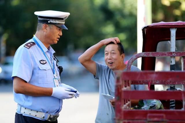 潼关交警:马路上的身影