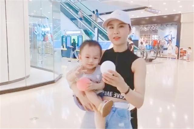 50岁冻龄奶奶带娃遛弯,背影似少女,带娃出门被误认为是宝妈休闲区蓝鸢梦想 - Www.slyday.coM 50岁冻龄奶奶带娃遛弯,背影似少女,带娃出门被误认为是宝妈休闲区蓝鸢梦想 - Www.slyday.coM