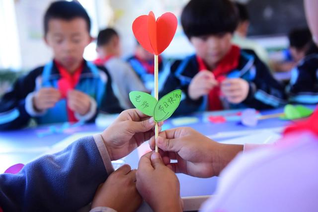 教师节快到了山亭区小学生做手工谢师恩