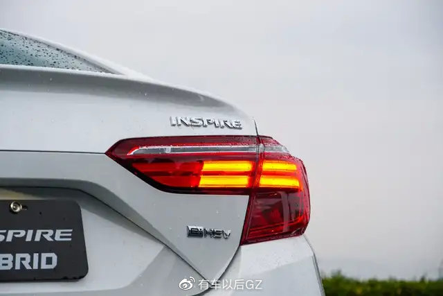 与雅阁c字型尾灯不同,英仕派的尾灯像是飞镖的形状,造型也更宽一些,不