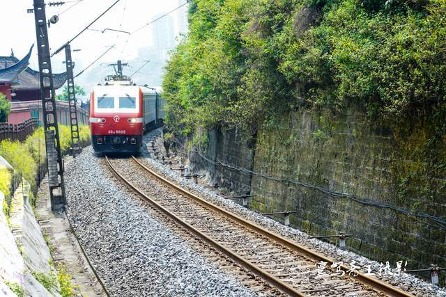 寻找重庆的绿皮火车拍摄点之一九滨路两个隧洞这里一定不能错过