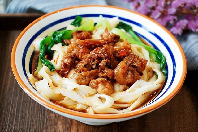 醇香的肉卤刀削面,一勺肉三勺汁的经典做法,看过学着做越吃越香|刀