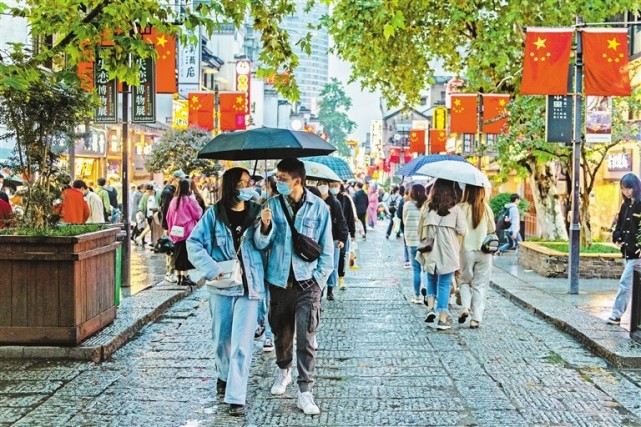 10月5日,湖南长沙太平街上人群熙熙攘攘.新华社记者 陈思汗 摄