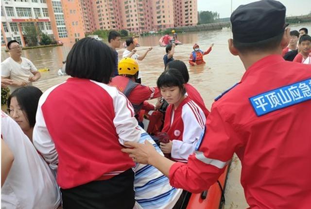 暴雨冲垮了围墙，校园一片泽国，叶县高中3000余名师生紧急有序转移休闲区蓝鸢梦想 - Www.slyday.coM