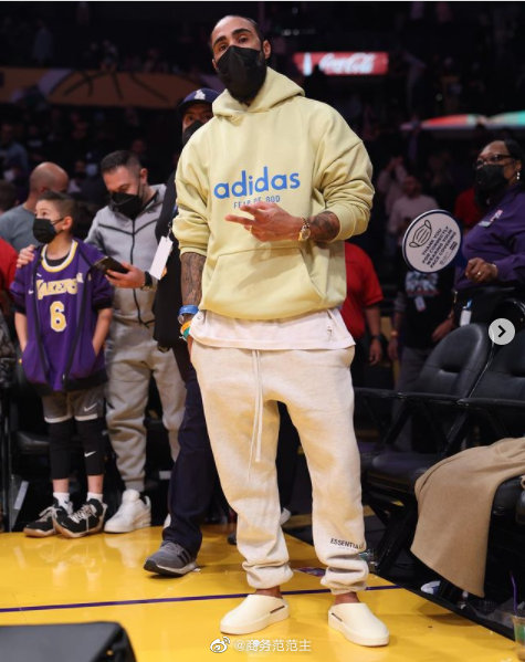 1/ 3fear of god创始人jerry lorenzo身穿fog和adidas合作系列中的