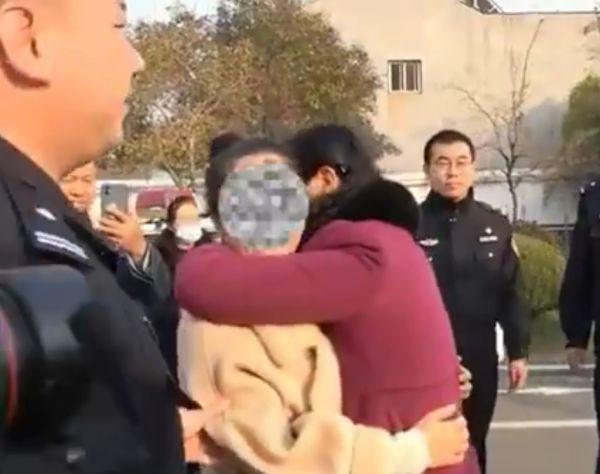 合肥一女子被抱养41年后和亲生父母团聚